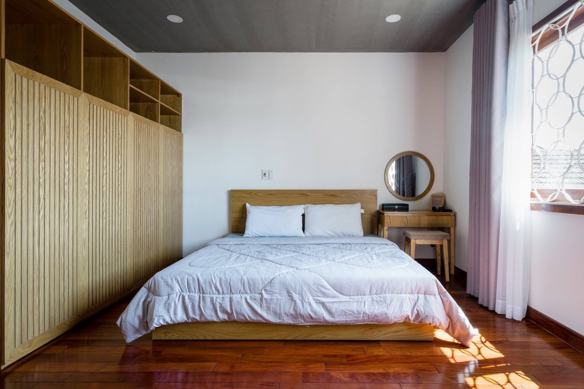 Phòng ngủ được trang trí đơn giản và tươi mới, phù hợp với thiết kế tổng quan của ngôi nhà.