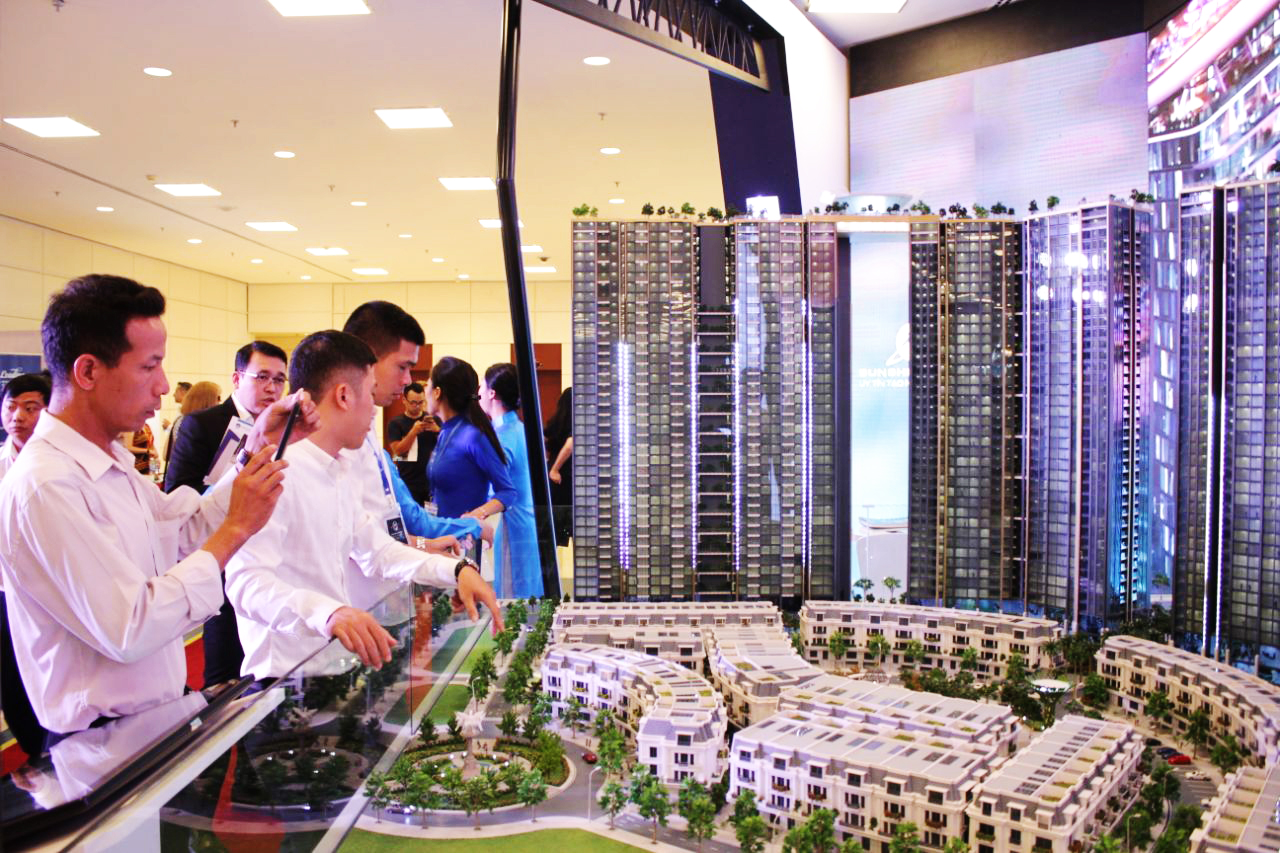 Đặc biệt, với mô hình sa bàn dự án Sunshine City được bố trí nổi bật tại sảnh khánh tiết, các nhà đầu tư cũng như các khách hàng đã có cái nhìn cụ thể hơn về dự án vừa giành giải thưởng danh giá “Nhà ở hạng sang tốt nhất Việt Nam 2018- Best Luxury Landed Development” tại Dot Property Vietnam Awards 2018.