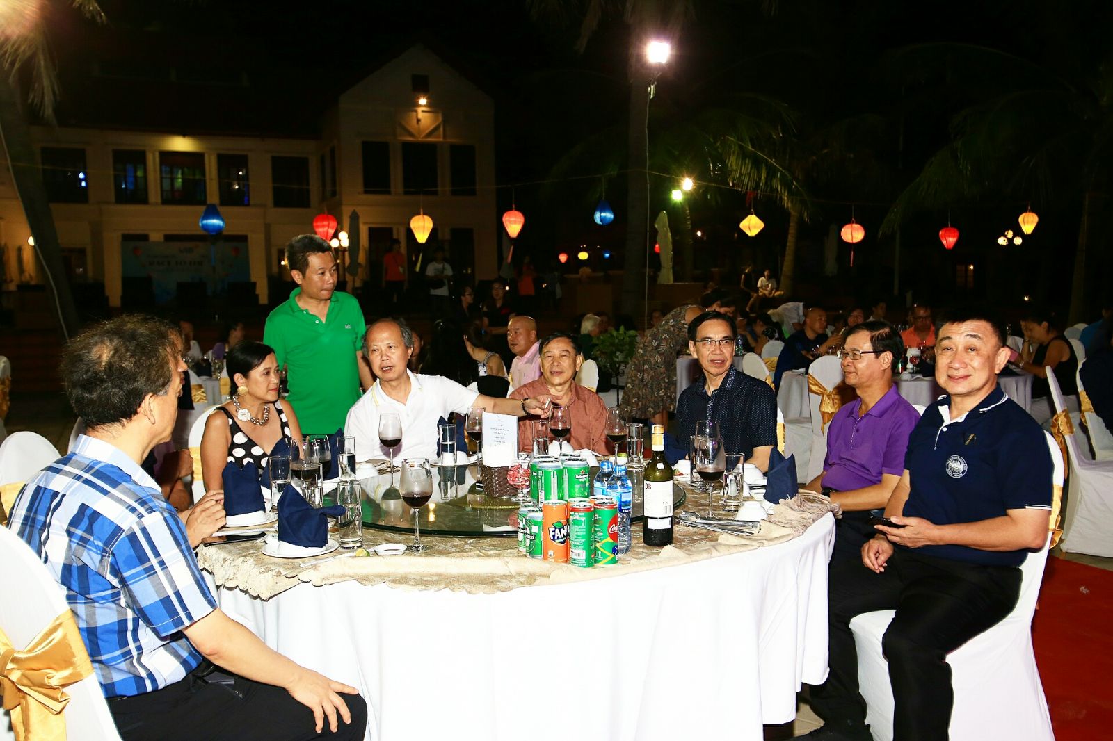 Chủ tịch VNREA Nguyễn Trần Nam, các Phó Chủ tịch Nguyễn Văn Khôi, Nguyễn Mạnh Hà, cùng các vị khách quốc tế.