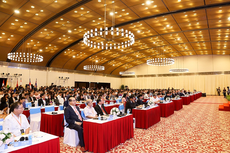 Với khẩu hiệu “Việt Nam - Thế giới của cơ hội”, Hội nghị thu hút hơn 300 khách mời quốc tế đến từ gần 30 quốc gia, bao gồm lãnh đạo các Hiệp hội bất động sản của các tổ chức quốc tế; các vị khách mời là lãnh đạo Nhà nước và hàng ngàn đại diện đến từ các tập đoàn BĐS tầm cỡ trong nước.
