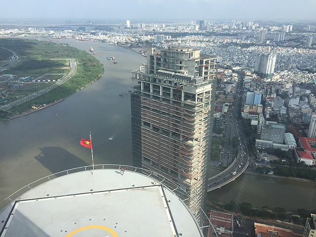 VAMC rao bán dự án Saigon One Tower (đường Tôn Đức Thắng, quận 1, TP.HCM) với giá hơn 6.000 tỉ đồng . Hiện dự án mới chỉ xong một phần thô và ngưng xây dựng đã lâu nên bị xuống cấp . Ảnh: PM