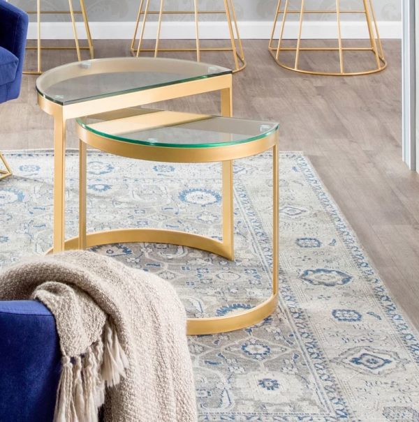 Semi-circular Nesting Coffee Tables: Chân màu vàng và mặt bàn bằng kính, tất cả kết hợp với nhau thành một tổng thể quyến rũ khó cưỡng cho phòng khách của mọi ngôi nhà.