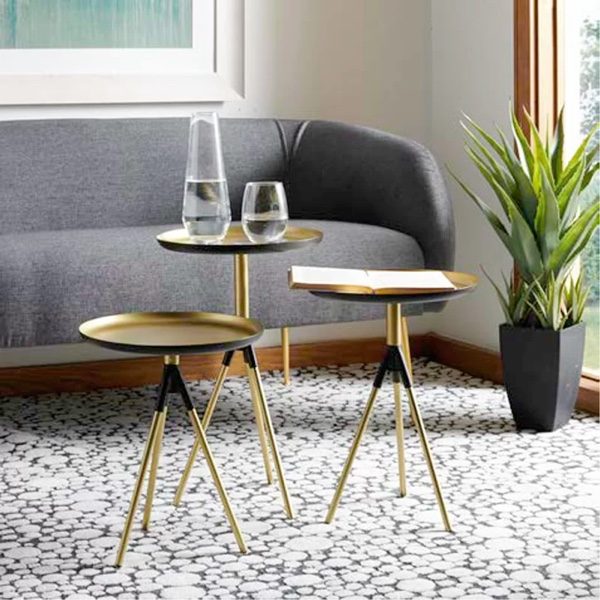 Gold & Black Nesting Coffee Tables: Màu đồng tạo nên sự sang trọng, quý phái cho bất cứ không gian nào có những chiếc bàn này.