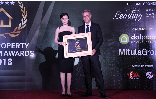 Nữ hoàng sắc đẹp toàn cầu 2016 Ngọc Duyên - Đại sứ thương hiệu Tập đoàn Sunshine Group, Giám đốc phát triển dự án Sunshine Marina Nha Trang Bay nhận giải thưởng của DOT Property Vietnam.