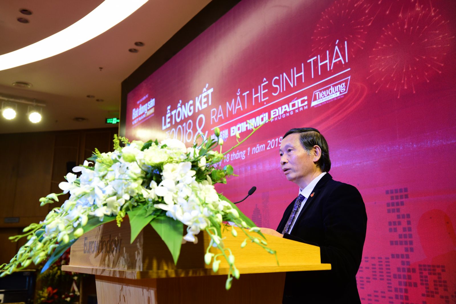 Ông Đỗ Viết Chiến - Tổng thư ký Hiệp hội Bất động sản Việt Nam đọc quyết định khen thưởng của Hiệp hội Bất động sản Việt Nam cho các tổ chức cá nhân Tạp chí điện tử Bất động sản Việt Nam