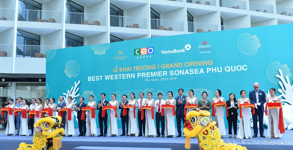 Các đại biểu thực hiện nghi thức cắt băng khai trương Khu nghỉ dưỡng Best Western Premier Sonasea Phu Quoc