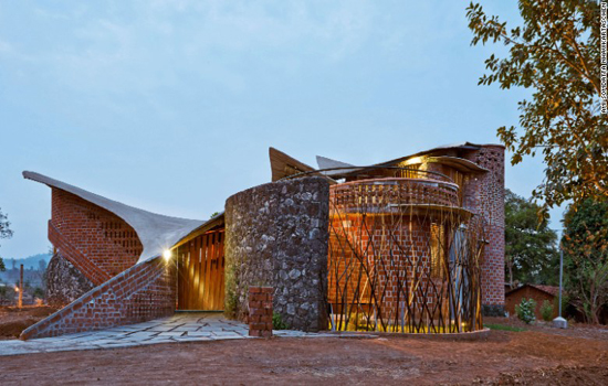 The Brick House (Wada, Ấn Độ) là tòa nhà được thiết kế bởi công ty kiến trúc iStudio, sử dụng hoàn toàn gạch đỏ được sản xuất tại địa phương với phong cách thiết kế hiện đại, thân thiện với môi trường và tiết kiệm năng lượng.