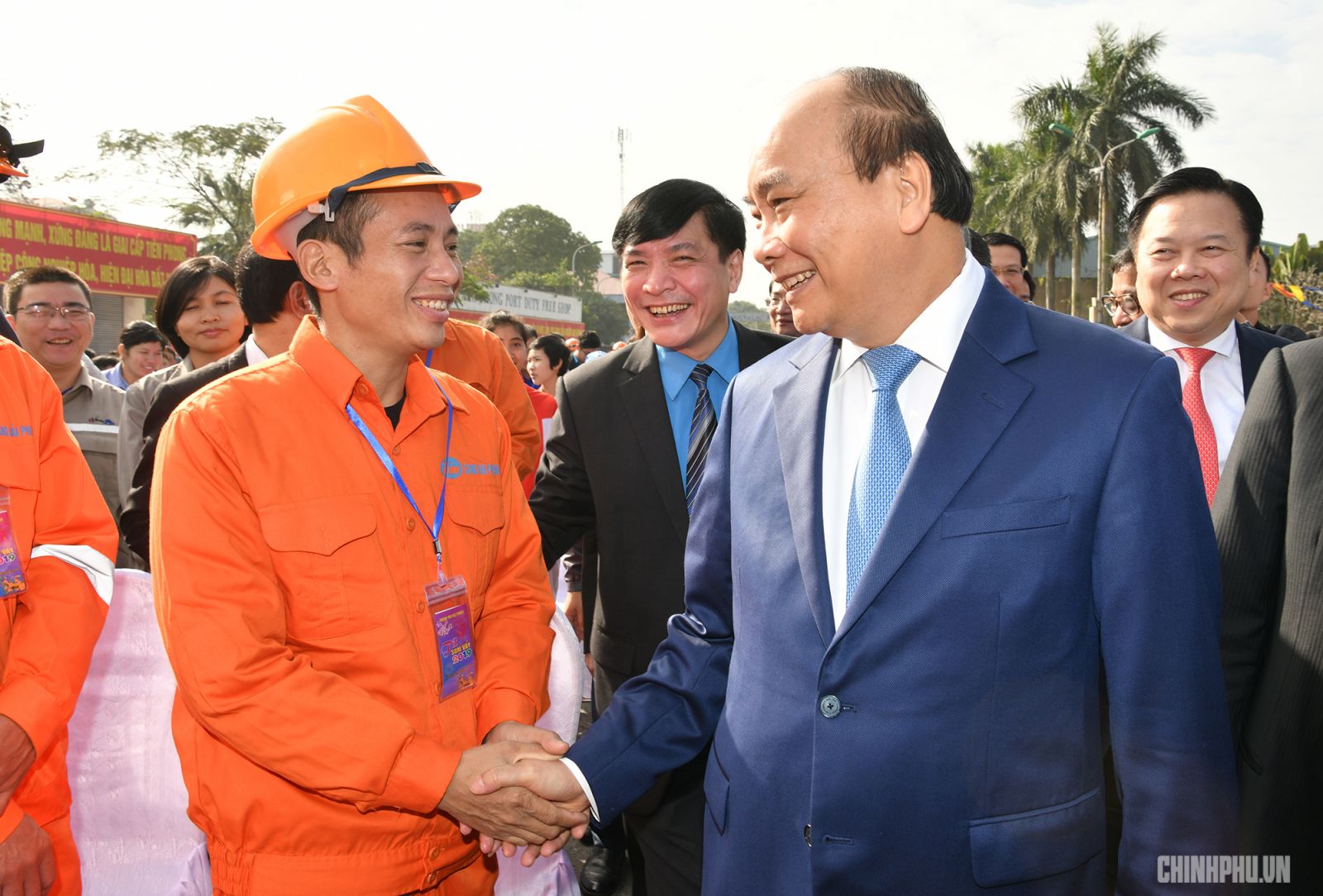 Thủ tướng Nguyễn Xuân Phúc thăm hỏi, nói chuyện với công nhân lao động - Ảnh: VGP/Quang Hiếu