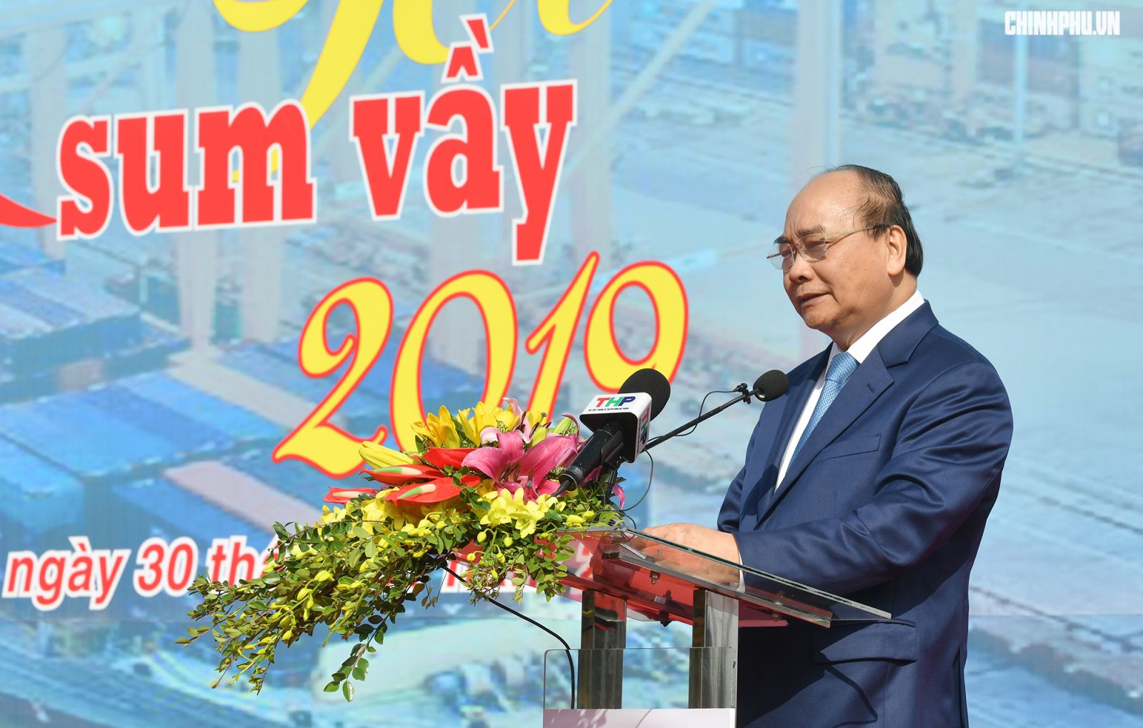 Thủ tướng Nguyễn Xuân Phúc phát biểu tại chương trình “Tết Sum vầy”. Ảnh: VGP/Quang Hiếu