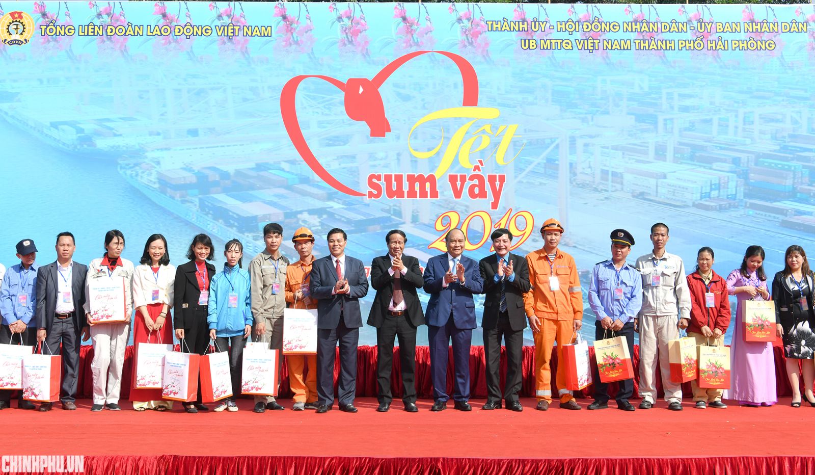 Thủ tướng Nguyễn Xuân Phúc trao quà Tết cho công nhân nghèo. Ảnh: VGP/Quang Hiếu