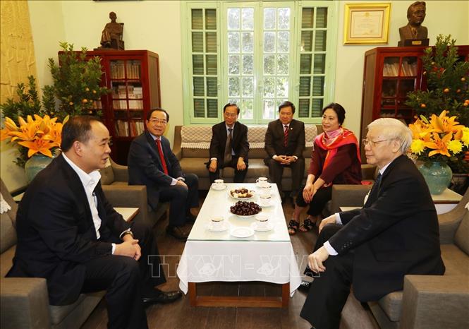 Tổng Bí thư Nguyễn Phú Trọng thăm hỏi, chúc Tết gia đình đồng chí Lê Duẩn. Ảnh: Trí Dũng/TTXVN