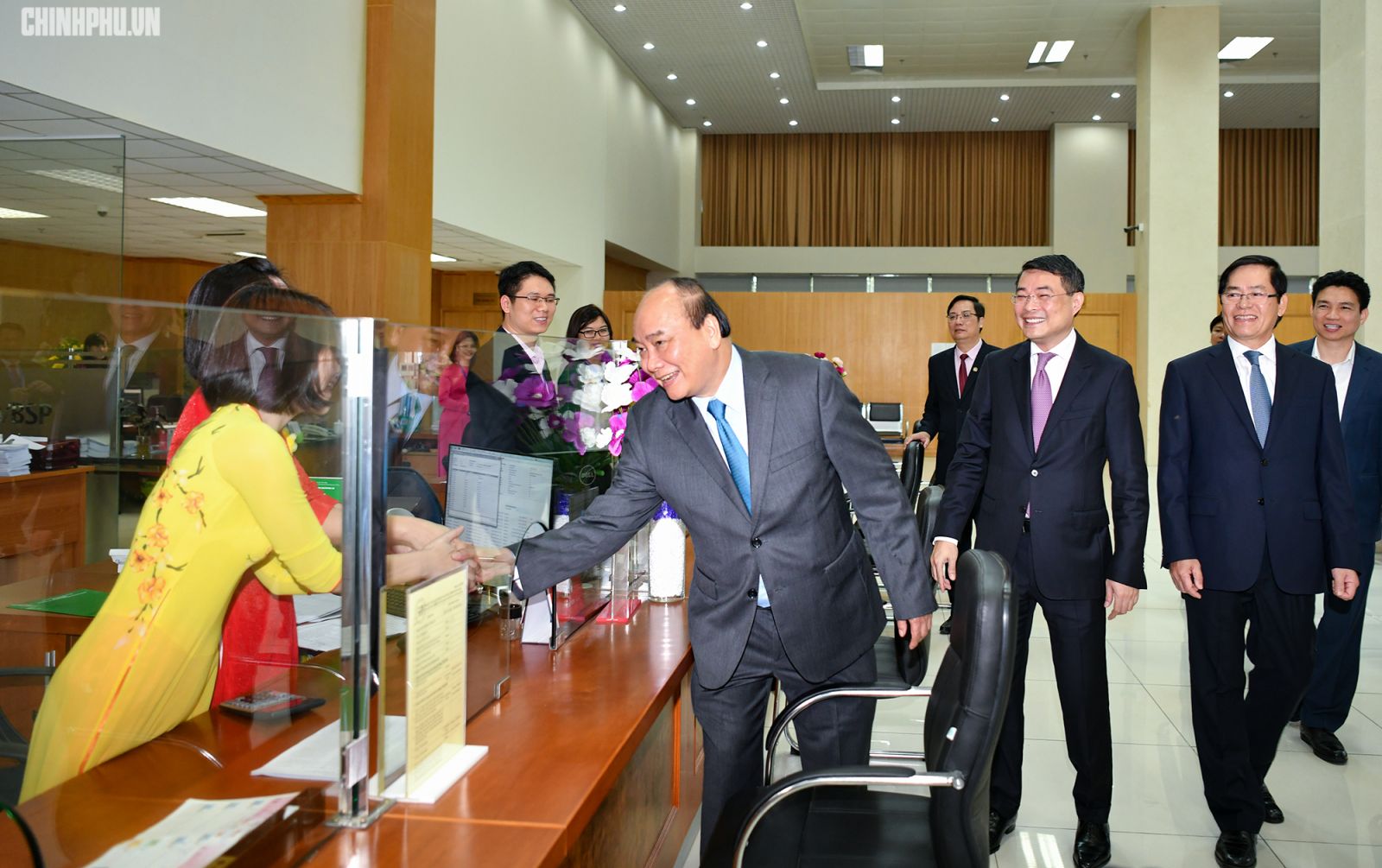 Thủ tướng thăm hỏi cán bộ, nhân viên, người lao động NHCSXH - Ảnh: VGP/Quang Hiếu 