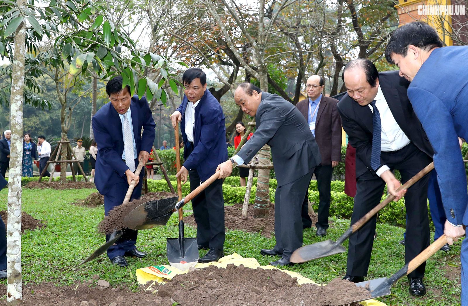 Thủ tướng trồng cây tại Khu di tích Chủ tịch Hồ Chí Minh - Ảnh: VGP/Quang Hiếu