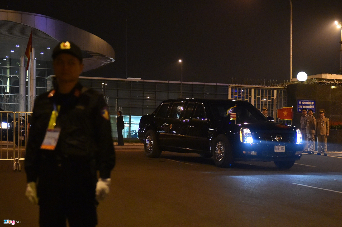 Đoàn xe chở Tổng thống Mỹ hướng về khách sạn Marriott, quận Nam Từ Liêm, Hà Nội.