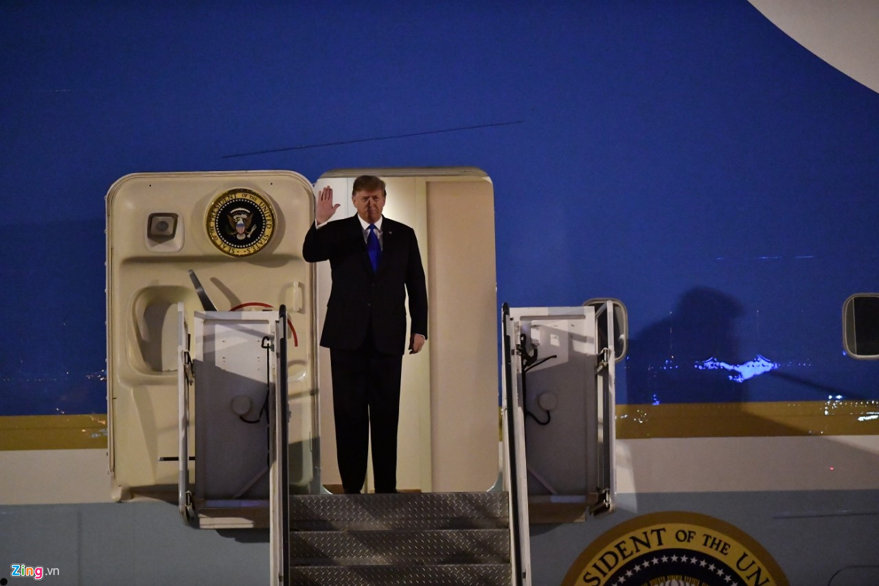 Tổng thống Donald Trump vẫy chào khi bước ra khỏi chiếc Air Force One vừa hạ cánh.