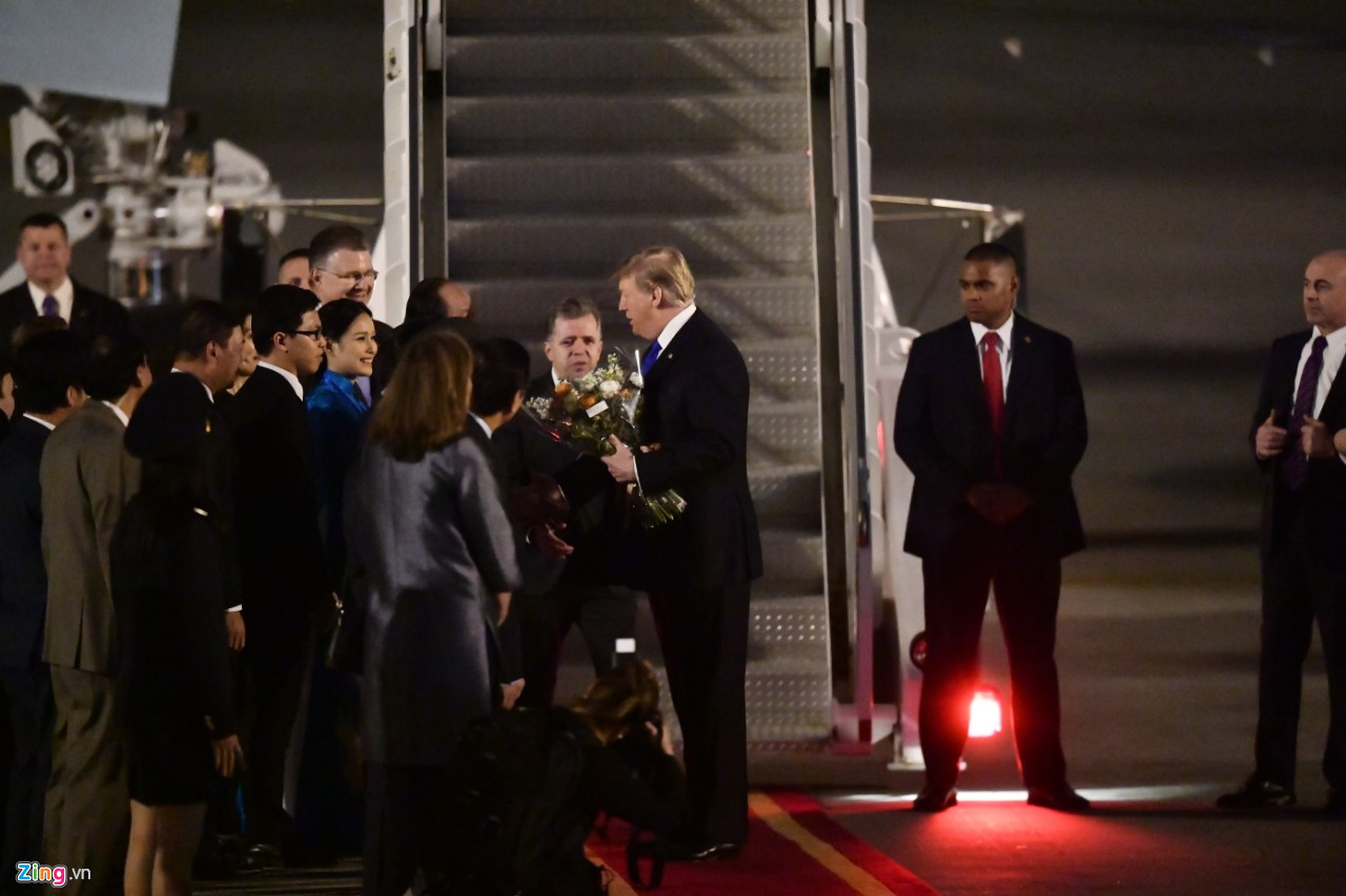 Ông Trump nhận bó hoa và sự chào đón thịnh tình từ phía các quan chức nước chủ nhà Hội nghị Thượng đỉnh Mỹ - Triều lần thứ hai.