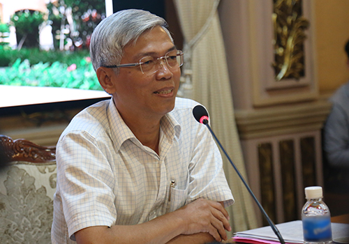 Chánh văn phòng UBND TP HCM Võ Văn Hoan chủ trì buổi họp báo trưa nay. Ảnh: Duy Trần.