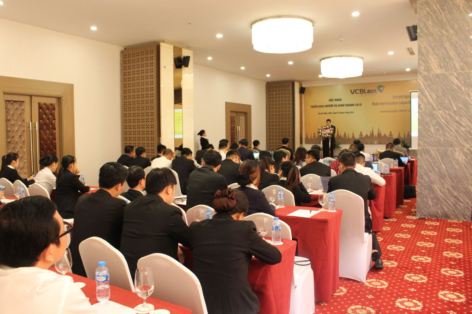 Ông Nguyễn Hữu Hiệp – Tổng Giám đốc Vietcombank Lào báo cáo tại Hội nghị