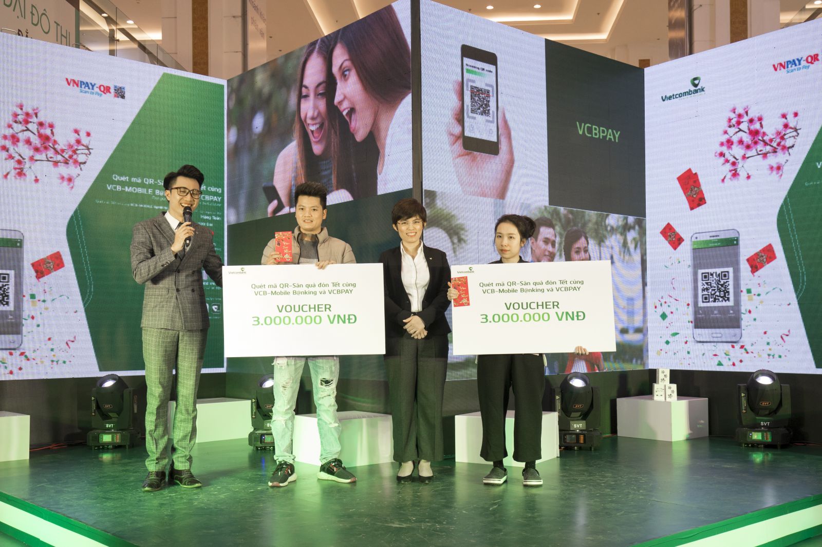 Bà Đậu Thị Kim Nhung – Phó trưởng phòng phụ trách phòng Marketing Bán lẻ trao quà cho các khách hàng may mắn khi đăng ký và trải nghiệm dịch vụ tại sự kiện