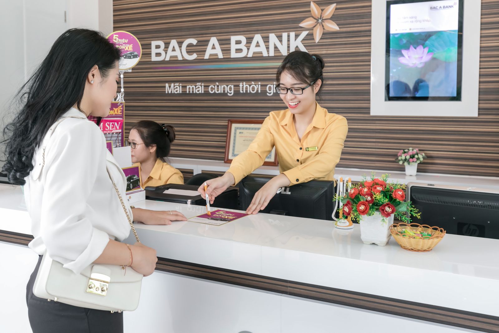 Đánh trúng tâm lý khách hàng nữ với các sản phẩm gần gũi và thiết thực, BAC A BANK là một trong những ngân hàng được chị em tin tưởng lựa chọn 