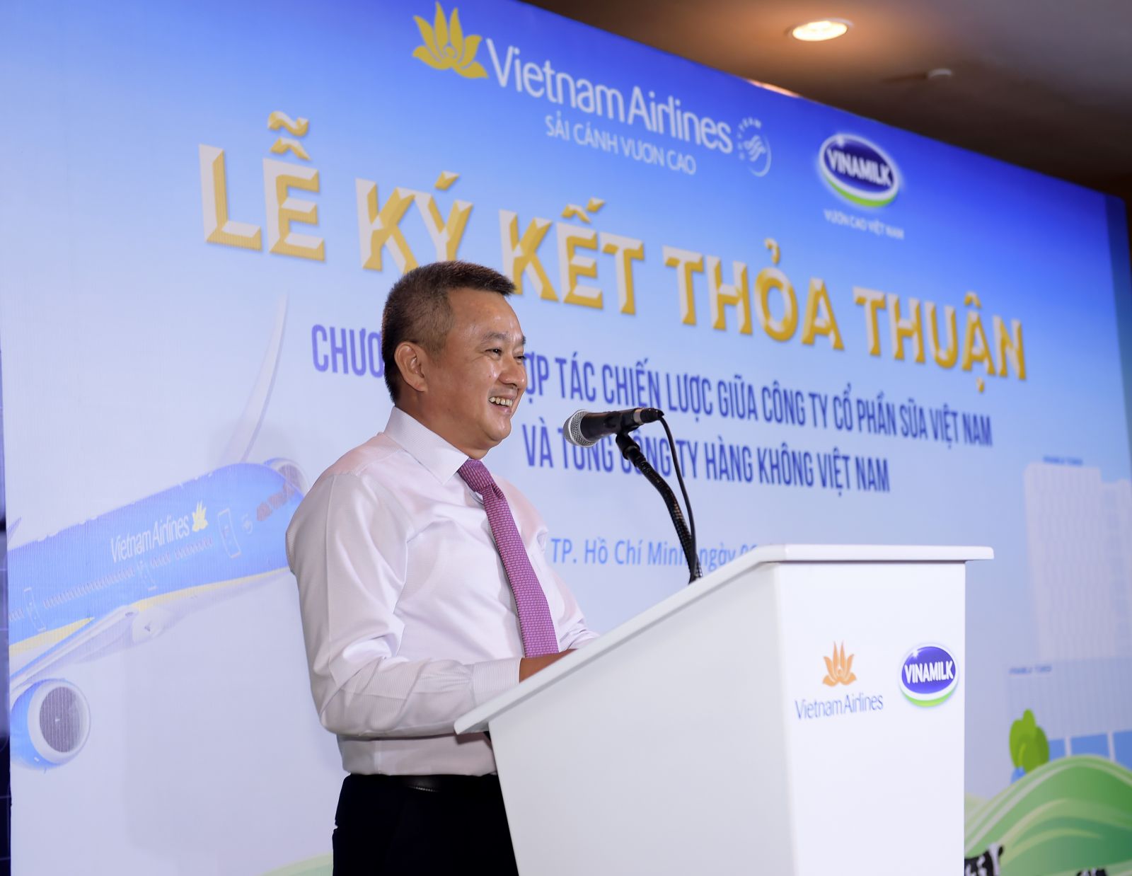 Ông Dương Trí Thành – Thành viên HĐQT, Tổng giám đốc Vietnam Airlines phát biểu tại buổi lễ ký kết (Ảnh: Lý Võ Phú Hưng)
