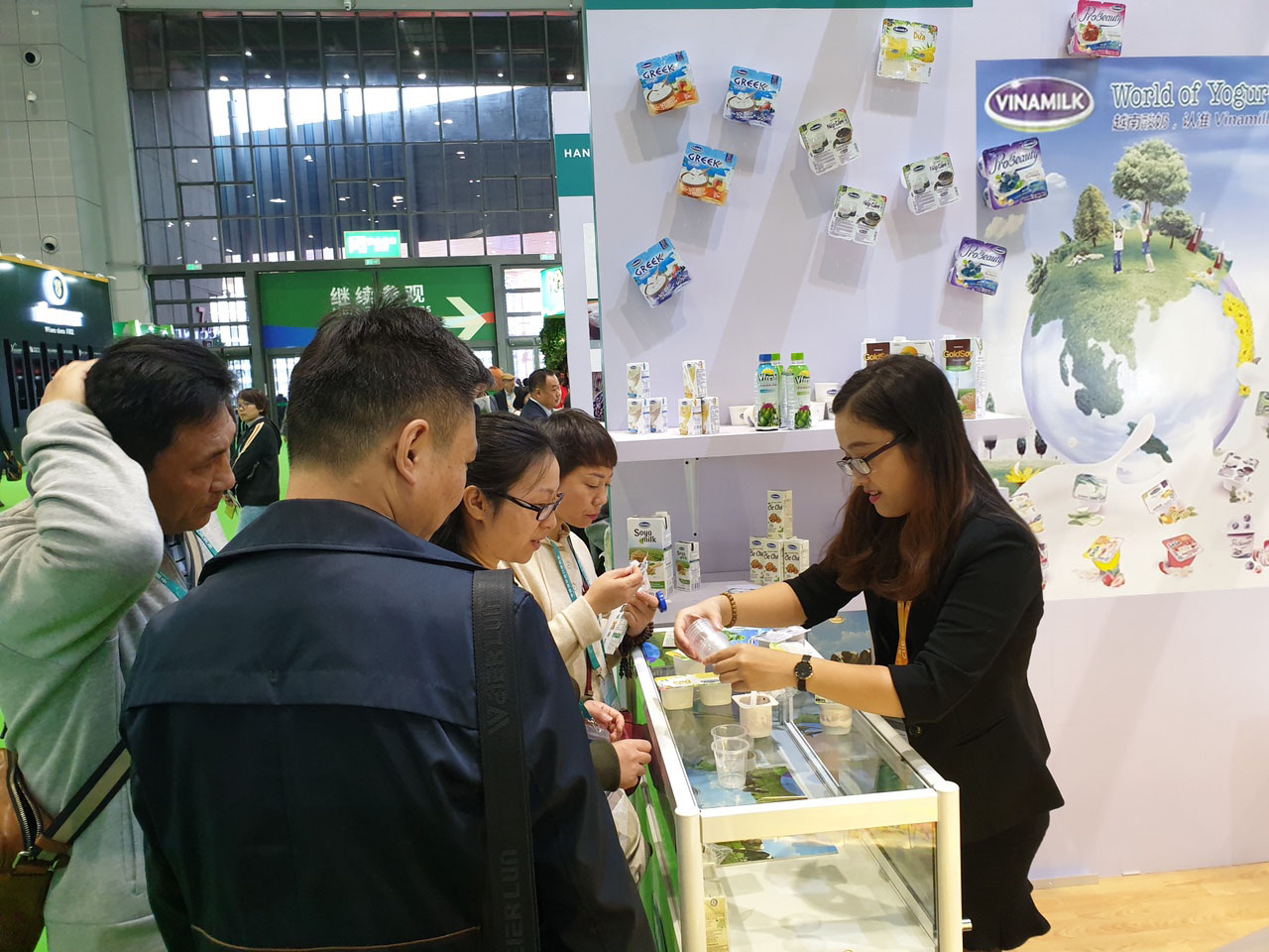Người tiêu dùng Trung Quốc dùng thử và thích thú với các sản phẩm của Vinamilk tại hội chợ