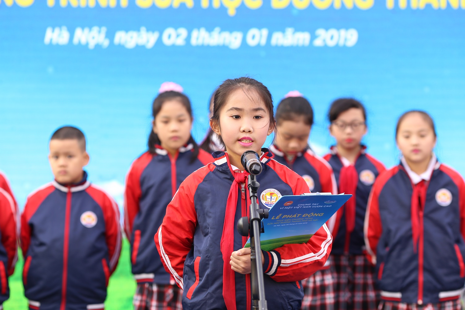 Em Đỗ Vũ Đan Linh - học sinh lớp 5A6, trường Tiểu học Kim Đồng đại diện các em học sinh phát biểu tại sự kiện