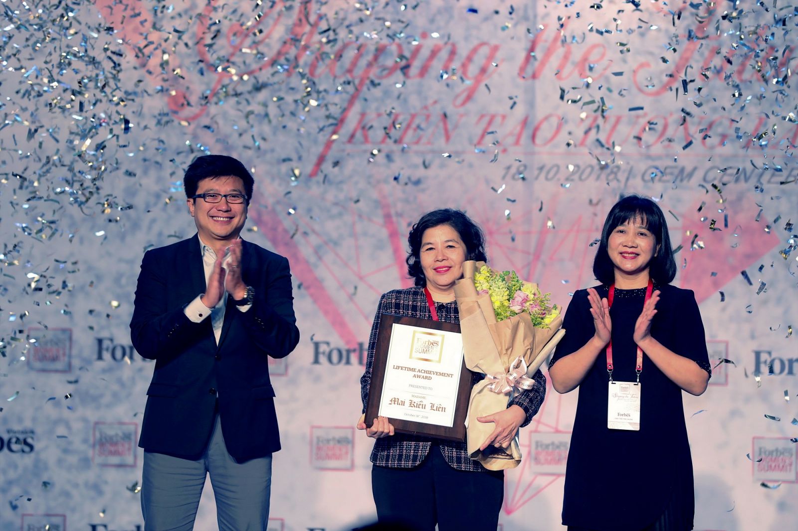 Ông Nguyễn Bảo Hoàng – Chủ tịch Công ty Truyền thông Tương tác, Forbes Việt Nam và bà Chu Thị Thu Hằng, Tổng biên tập báo Văn hóa trao giải thưởng 