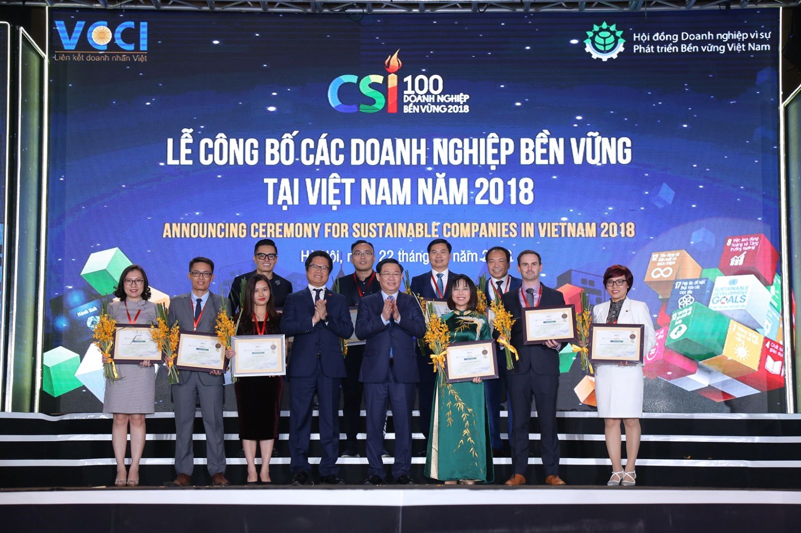 Ông Nguyễn Chí Cường – Giám đốc nhà máy sữa Vinamilk Tiên Sơn đại diện Vinamilk nhận bằng khen từ Phó Thủ tướng Vương Đình Huệ trong Lễ vinh danh Top 10 doanh nghiệp phát triển bền vững 3 năm liên tiếp 2016 - 2018br class=