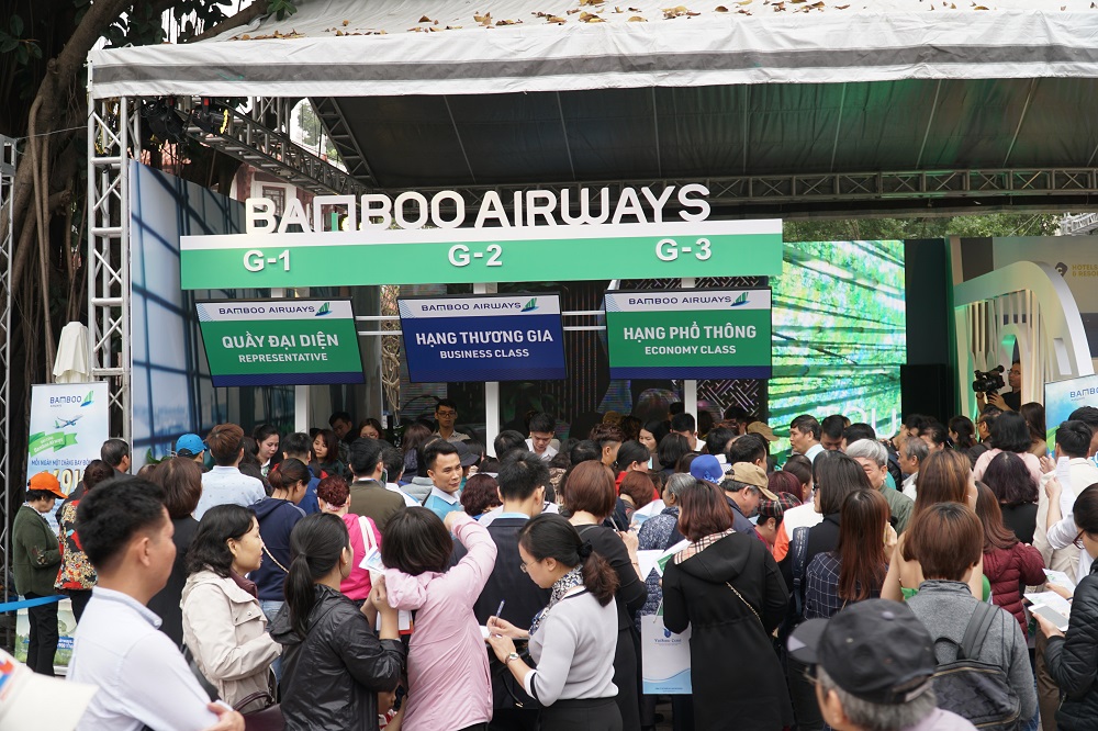 Hàng ngàn người có mặt trước gian hàng Bamboo Airways