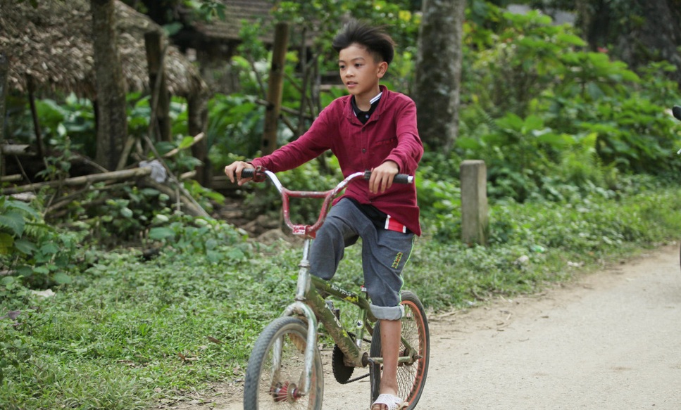 Vượt hơn 100km, cậu bé đạp xe từ Sơn La xuống Hà Nội để thăm em