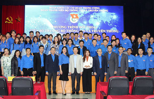 Bộ trưởng Nguyễn Mạnh Hùng, Thứ trưởng Phan Tâm chụp ảnh lưu niệm cùng thế hệ trẻ ngành TT&TT