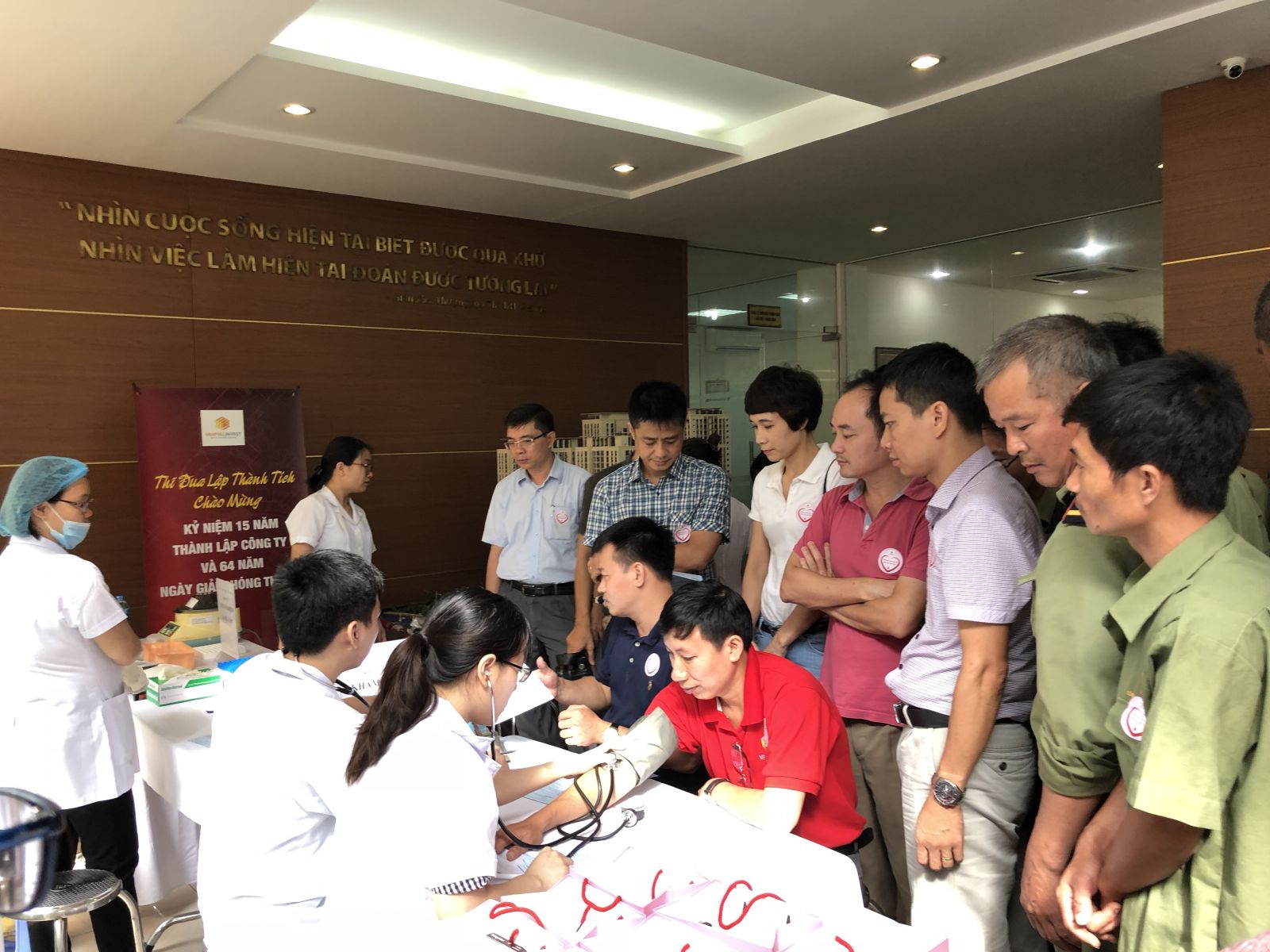 Đông đảo CBNV Văn Phú - Invest đăng ký tham gia hiến máu.