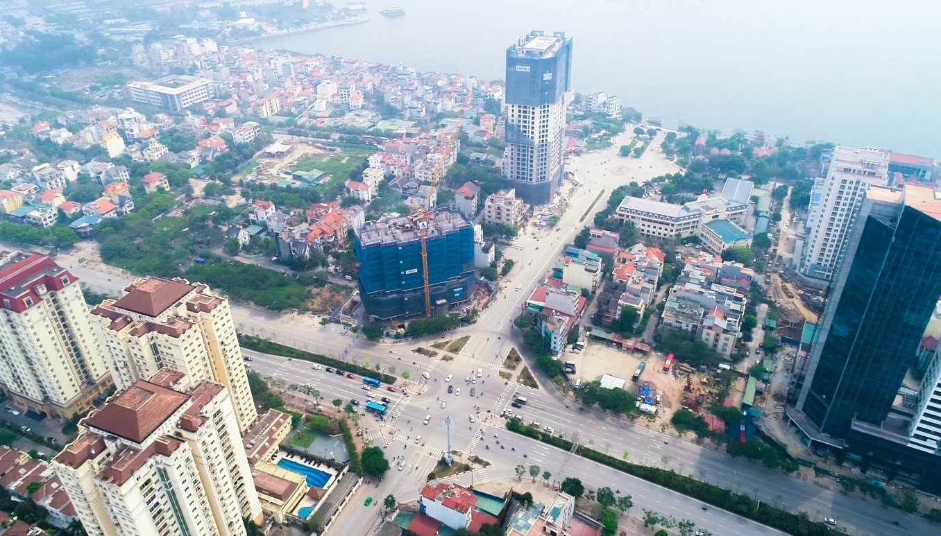 Tại trục đường lớn như Võ Chí Công, Nguyễn Hoàng Tôn, Lạc Long Quân,… các dự án liên tiếp được triển khai