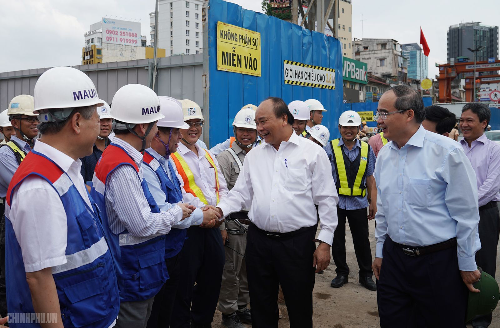 Thủ tướng Nguyễn Xuân Phúc thăm hỏi công nhân đang thi công Nhà ga Bến Thành. Ảnh VGP/Quang Hiếu