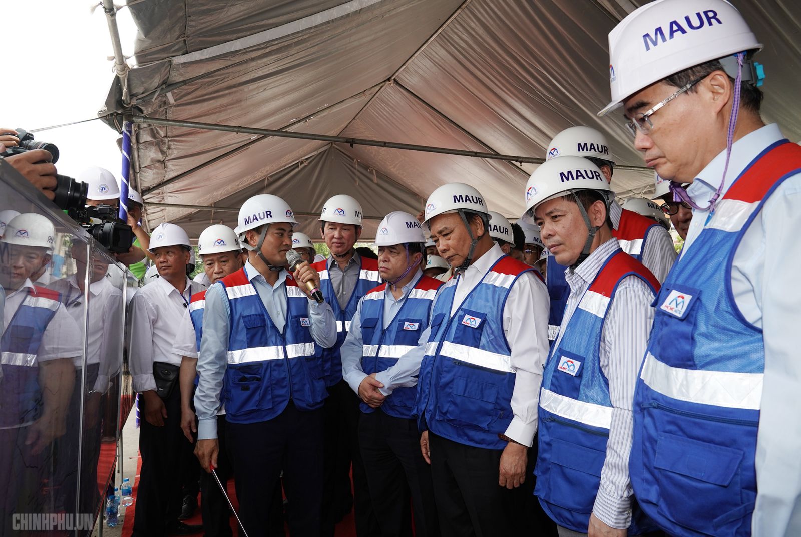 Thủ tướng nghe báo cáo tiến độ thi công khu vực nhà ga trên cao. Ảnh: VGP/Quang Hiếu