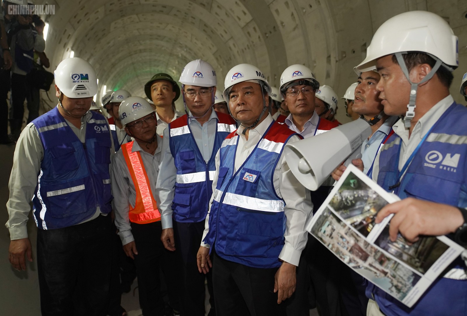 Thủ tướng thị sát khu vực đường ngầm của công trình. Ảnh: VGP/Quang Hiếu