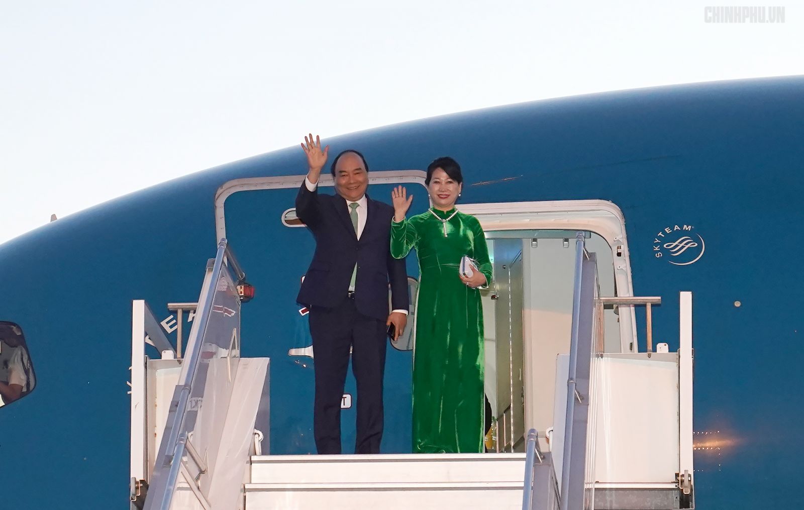 Thủ tướng Nguyễn Xuân Phúc và Phu nhân lên máy bay về Thủ đô Hà Nội, kết thúc tốt đẹp chuyến thăm chính thức Romania và Cộng hòa Czech. Ảnh: VGP/Quang Hiếu