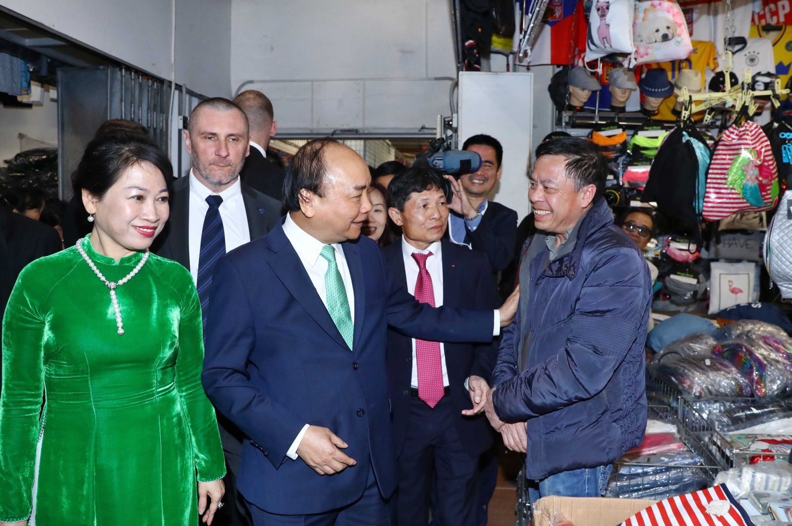 Thủ tướng đến thăm hỏi, động viên cộng đồng người Việt tại Cộng hòa Czech. Ảnh: VGP