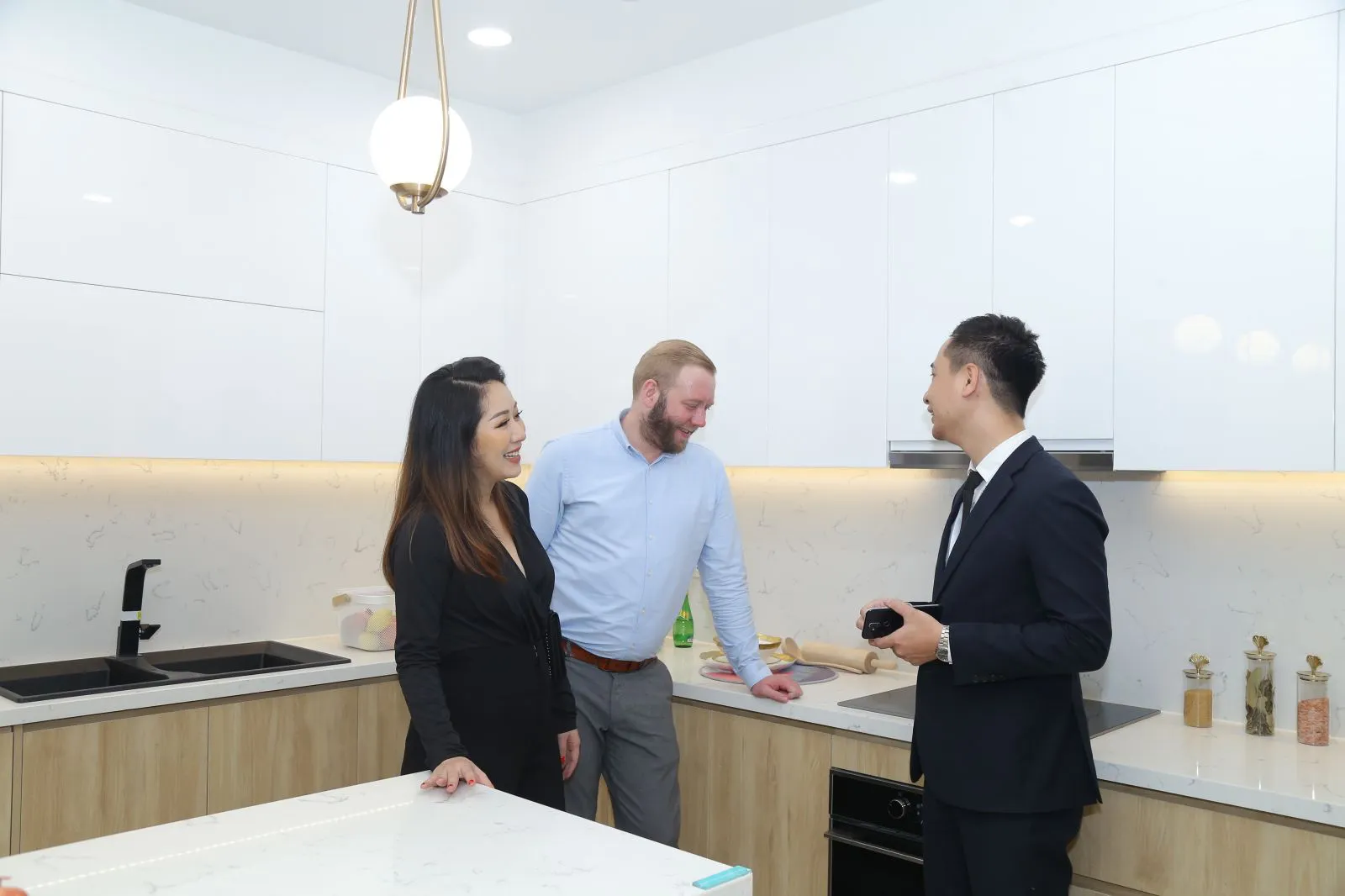 Hoa hậu Ngô Phương Lan cùng chồng tham quan dự án chung cư  tại Mỹ Đình