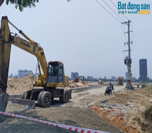 Trước khi TP Đà Nẵng có quyết định dừng triển khai dự án, máy xúc, máy ủi, xe ben hoạt động ngày đêm.