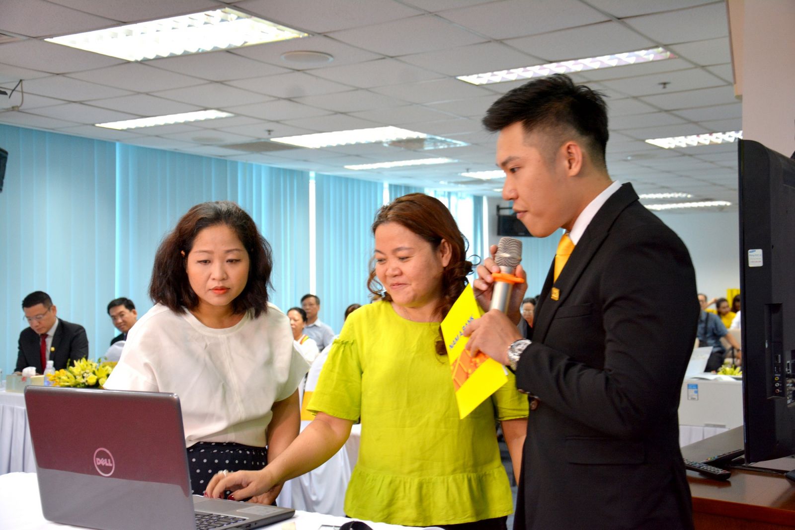 Đại diện Khách hàng trực tiếp kiểm tra chương trình quay số trước sự chứng kiến của Bà Bùi Hoàng Yến - Phó trưởng Đại diện phía Nam Cục Xúc tiến thương mại (Bộ Công thương).