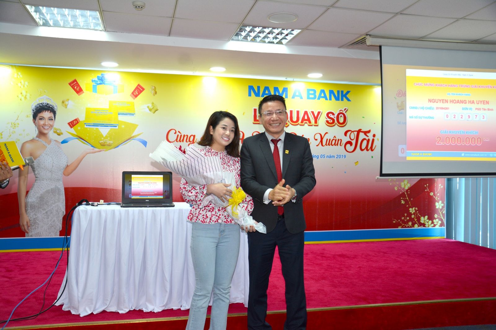 Ông Hoàng Việt Cường - Giám đốc Khối Kinh doanh Nam A Bank trao hoa chúc mừng Khách hàng may mắn trúng thưởng tại buổi Lễ.