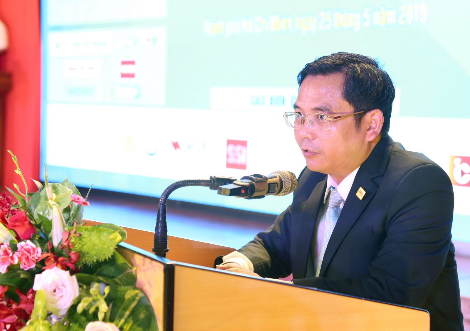 Ông Lê Huỳnh Hoa - Trưởng phòng Nhân sự & Đào tạo Nam A Bank phát biểu tại Lễ khai mạc Ngày hội việc làm BUH.