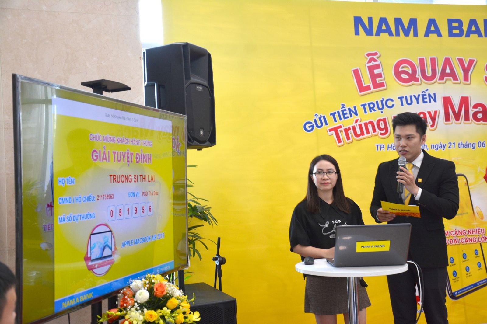Bà Phạm Thị Vân – đại diện Sở Công thương TP HCM hỗ trợ quay số tìm ra chủ nhân Giải tuyệt đỉnh – Laptop Apple Macbook Air là khách hàng Trương Sĩ Thị Lài.