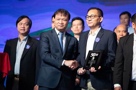 Ông Nguyễn Văn Tuấn, Giám đốc Công ty Ống thép Hòa Phát Bình Dương đại diện Tập đoàn Hòa Phát nhận biểu trưng từ Thứ trưởng Bộ Công thương Đỗ Thắng Hải