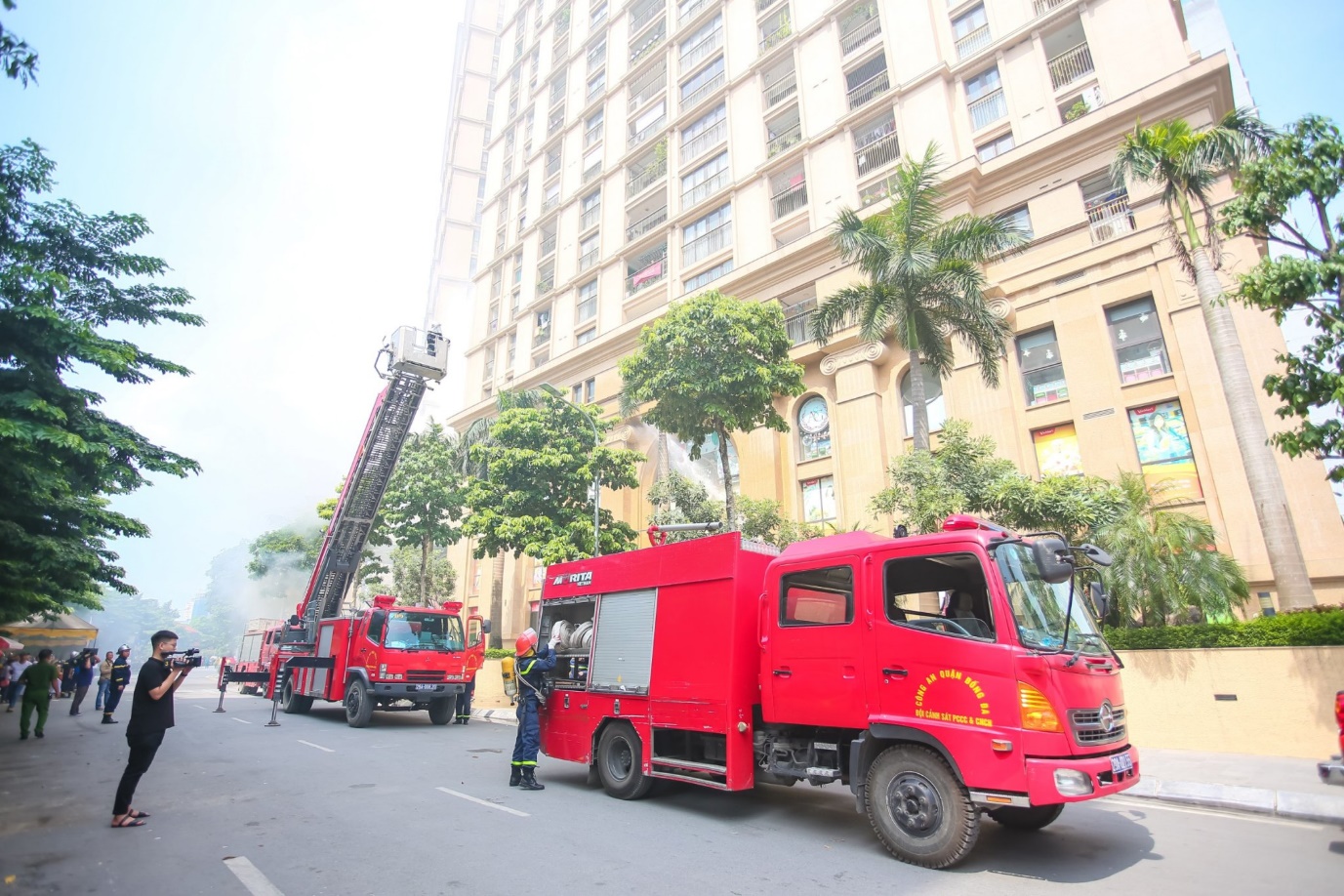 Trước tình hình trên, lượng cảnh sát PCCC&CNCH đã ngay lập tức huy động 3 xe chữa cháy, 2 xe cứu nạn, 1 xe thang và máy bơm chữa cháy bơm nước trực tiếp từ hồ Hoàng Cầu đến chữa cháy và cứu hộ cư dân