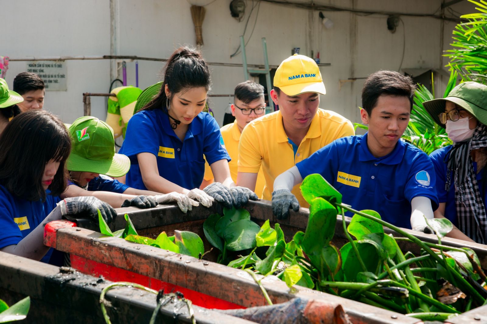 Nam A Bank và Đại sứ vì môi trường Á hậu Hoàng Thùy cùng các chiến sĩ tình nguyện dọn rác tại Rạch Bà Lựu – TP HCM ngay sau Lễ ra quân.