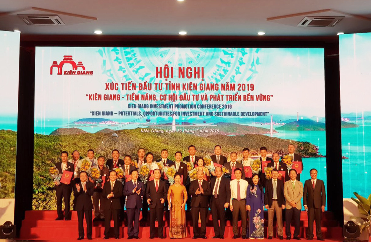 Dưới sự chứng kiến của Thủ tướng Chính phủ, Ông Tạ Văn Tố - TGĐ Tập đoàn CEO nhận Giấy chứng nhận đầu tư tại Hội nghị Xúc tiến đầu tư tỉnh Kiên Giang năm 2019