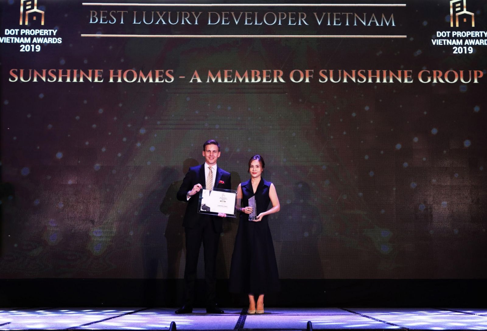 Bà Đỗ Thị Hồng Nhung - Tổng Giám Đốc Tập đoàn Sunshine Sài Gòn nhận Giải thưởng Nhà phát triển dự án cao cấp tốt nhất 2019 cho thương hiệu Sunshine Home.